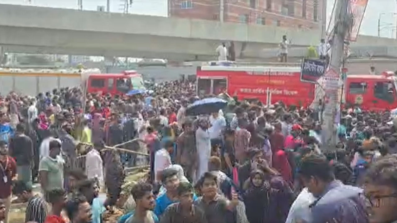 ধোঁয়া-কান্নায় আতঙ্ক, হেলিকপ্টার-অ্যাম্বুলেন্সে চলছে উদ্ধার অভিযান